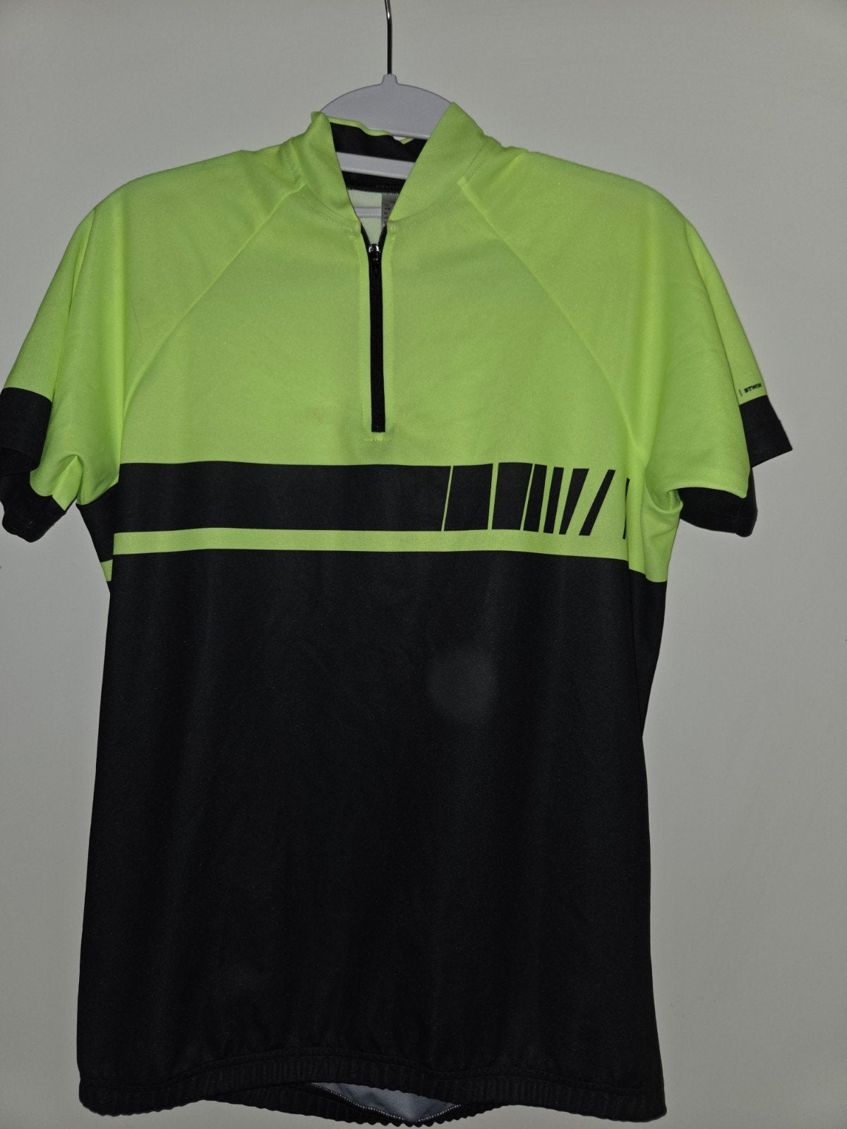B'Twin Fietsoutfit: Shirt, Broek,helm, handschoenen(Maat 14), Fietsen en Brommers, Fietsaccessoires | Fietskleding, Gebruikt, Kinderen
