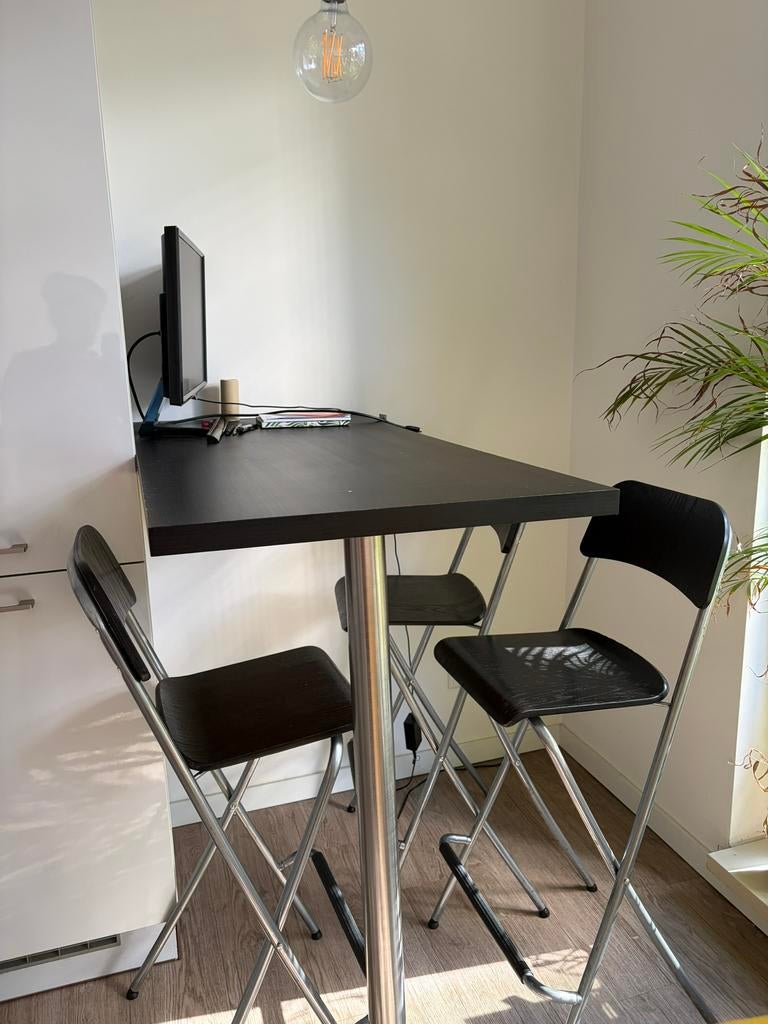Stools and tafel, 3 krukken, Ophalen, Zo goed als nieuw, 60 tot 90 cm