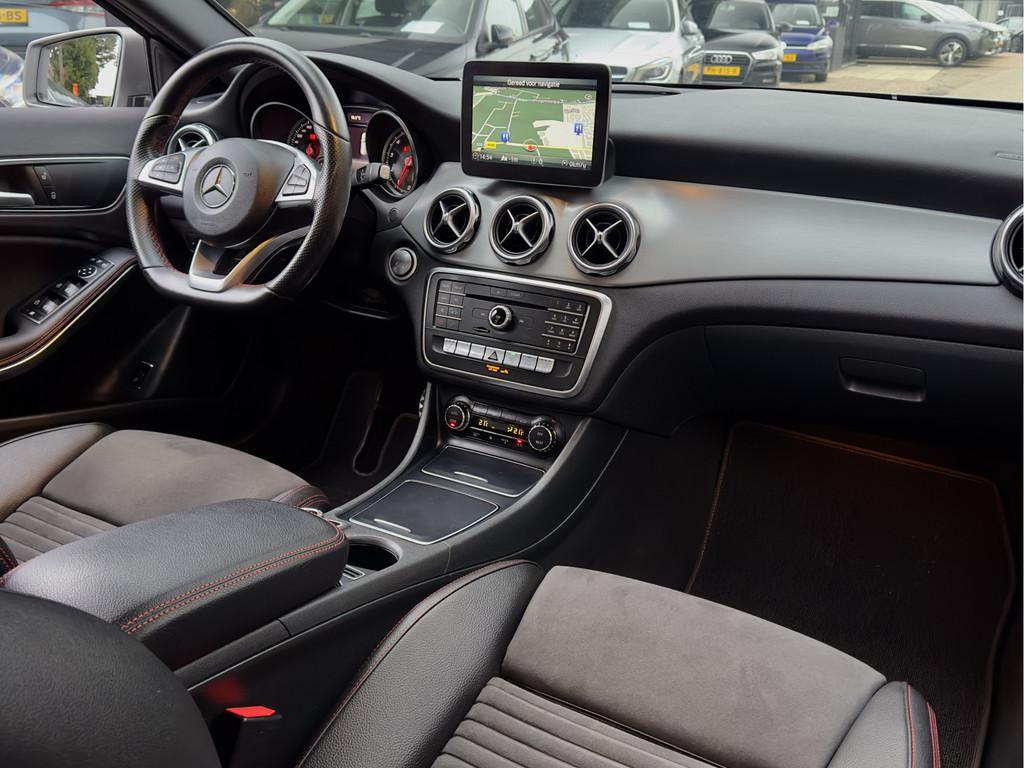Mercedes-Benz GLA 180 AMG-LINE AUT7 LEDER 19 INCH-LMV NAVI P, Auto's, Gebruikt, Euro 6, 4 cilinders, 715 kg
