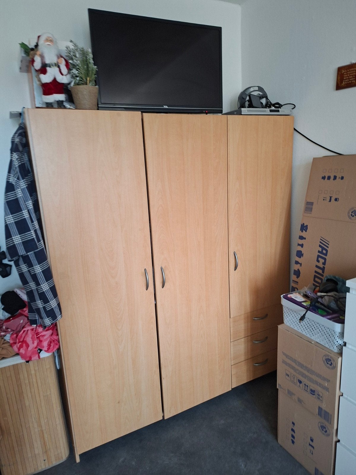 Kledingkast 3 deurs gratis, Huis en Inrichting, Kasten | Kledingkasten, Ophalen of Verzenden, Gebruikt, 50 tot 75 cm, 150 tot 200 cm