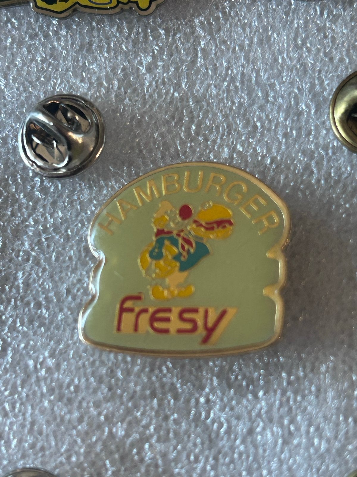 Vintage Hamburger Fresy Pin, Ophalen of Verzenden, Gebruikt, Overige onderwerpen, Speldje of Pin