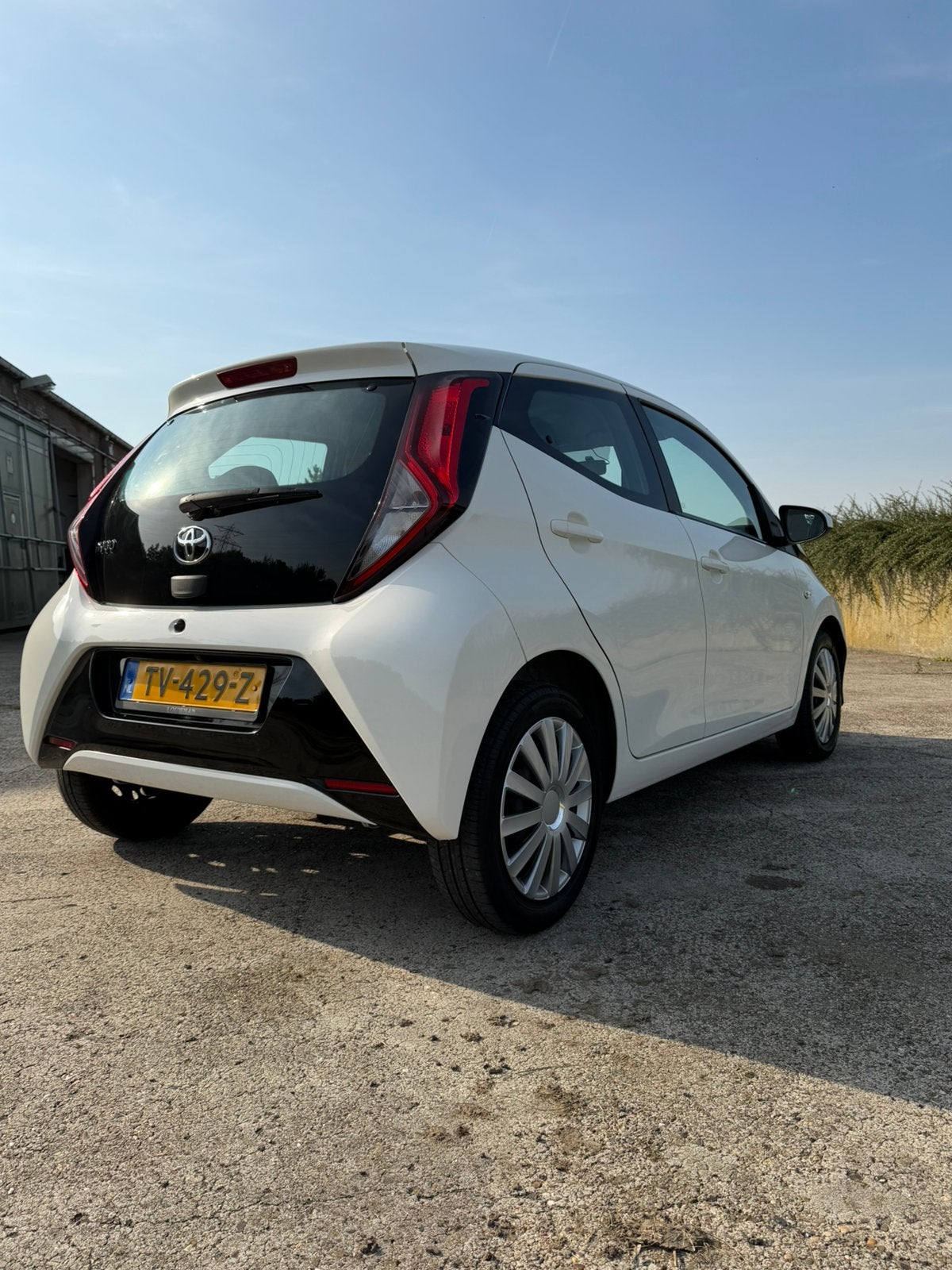 Foto 11 van Toyota Aygo 1.0 Vvt-i X-Play 5D 2018 Wit camera