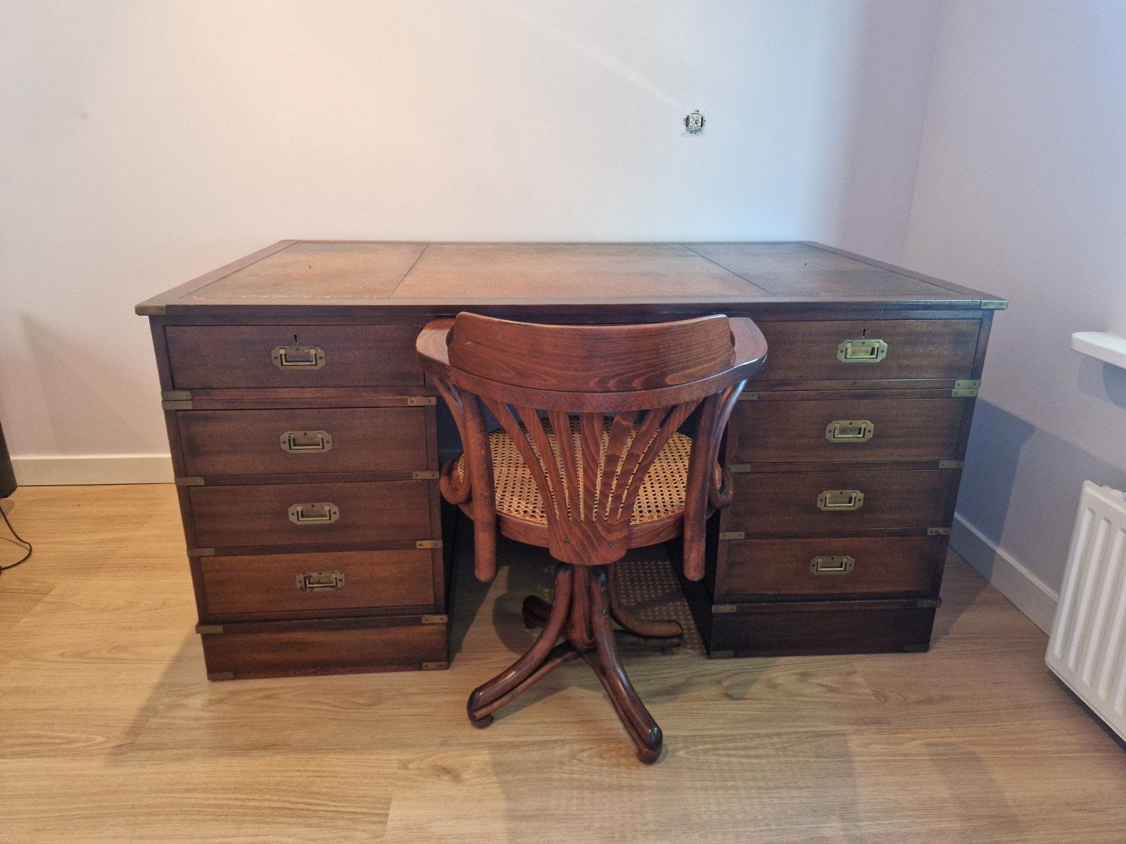 Klassiek Engels Bureau (Campaign Style) + bijpassende stoel, Ophalen