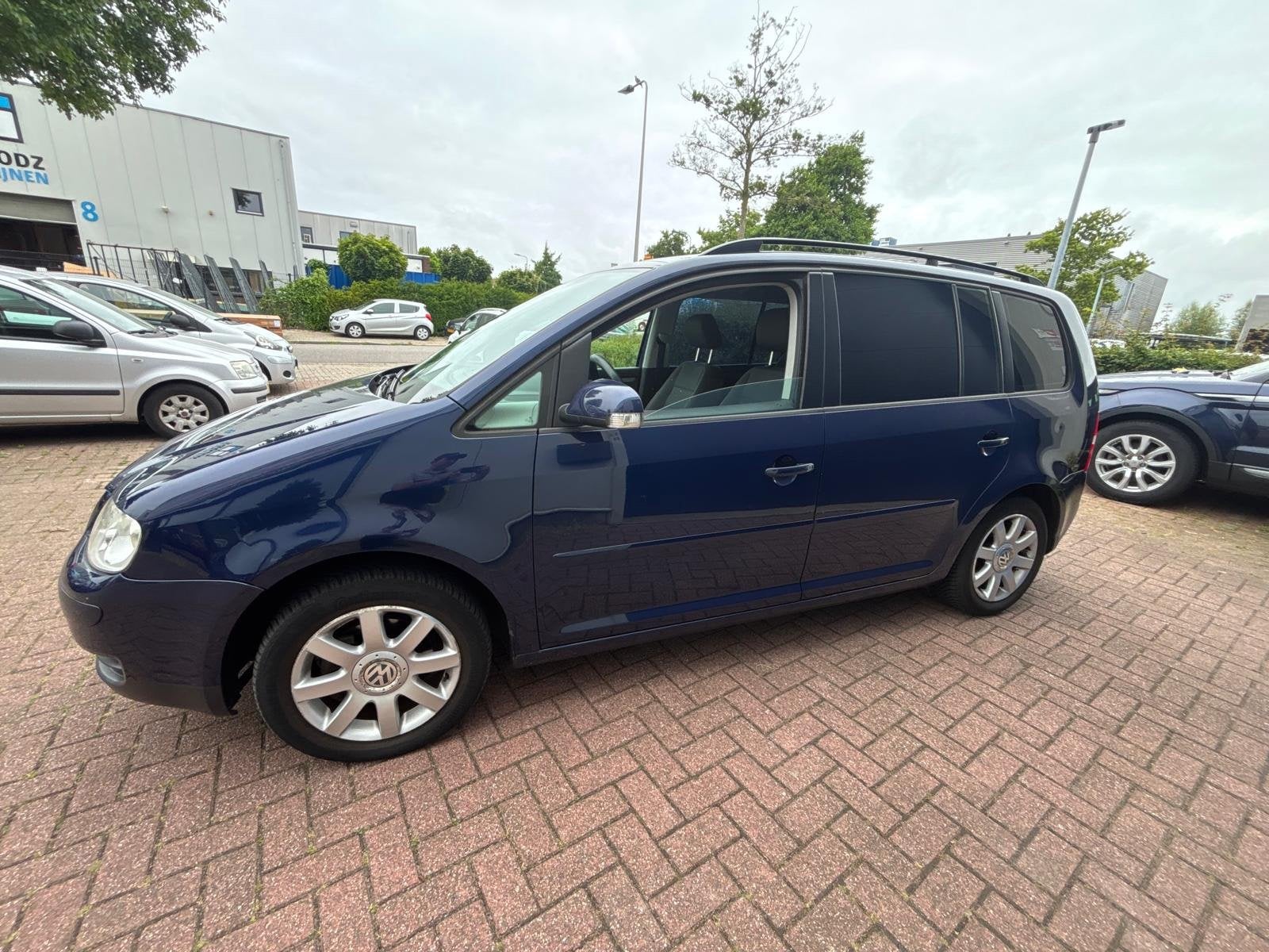 Volkswagen Touran 1.6-16V FSI Trendline INCL NWE APK!, Auto's, Stof, Gebruikt, Zwart, 4 cilinders