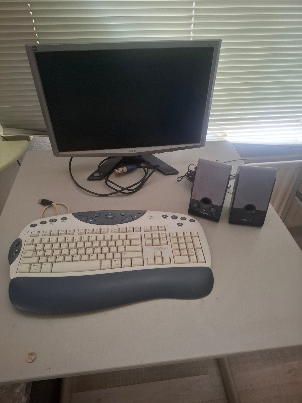 Acer monitor, Logitech toetsenbord en Creative speakers, Ophalen of Verzenden, VGA, Ingebouwde speakers, 60 Hz of minder