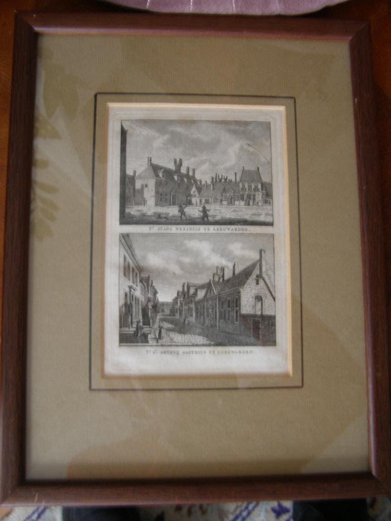 Gravure Leeuwarden 1790, Weeshuis en Gasthuis, ingelijst, Antiek en Kunst, Kunst | Etsen en Gravures, Stadsgezicht, Ophalen of Verzenden