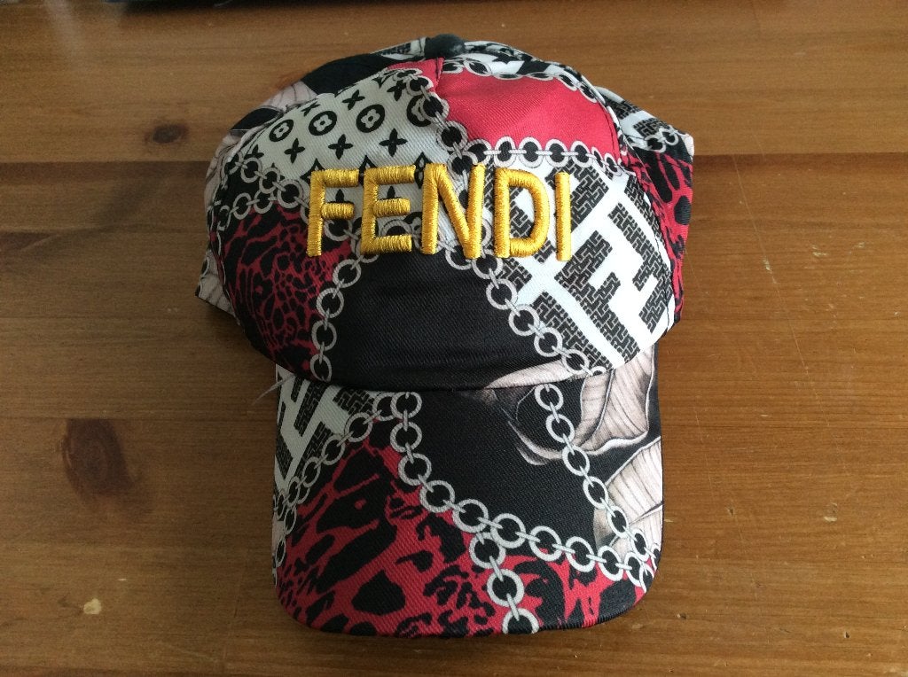 pet met tekst: "Fendi" gedragen, Kleding | Heren, Ophalen of Verzenden, Gedragen, One size fits all, Pet