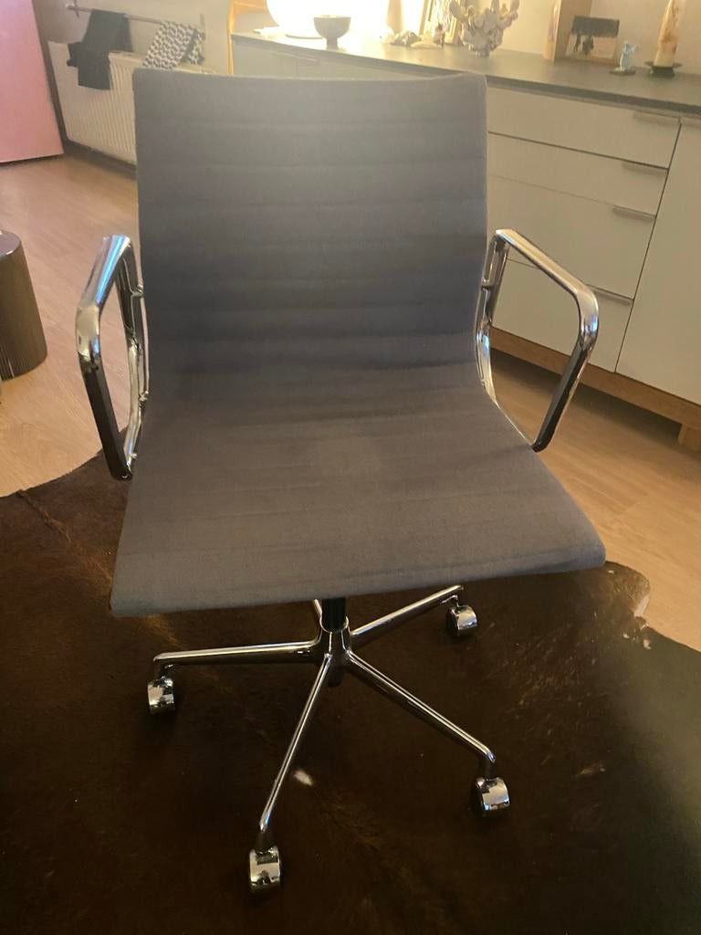 Eames aluminium Group bureaustoel Vitra, Huis en Inrichting, Bureaustoelen, Gebruikt, Bureaustoel, Grijs, Ergonomisch, Ophalen