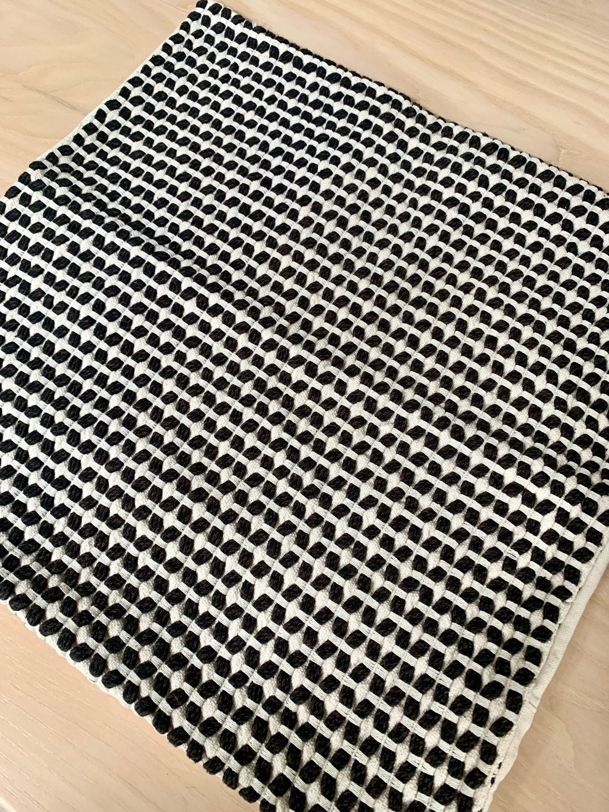 IKEA KUSTFLY Sierkussenhoes Zwart/Wit 50x50 cm, Huis en Inrichting, Gebruikt, Wasbaar, Zwart, IKEA