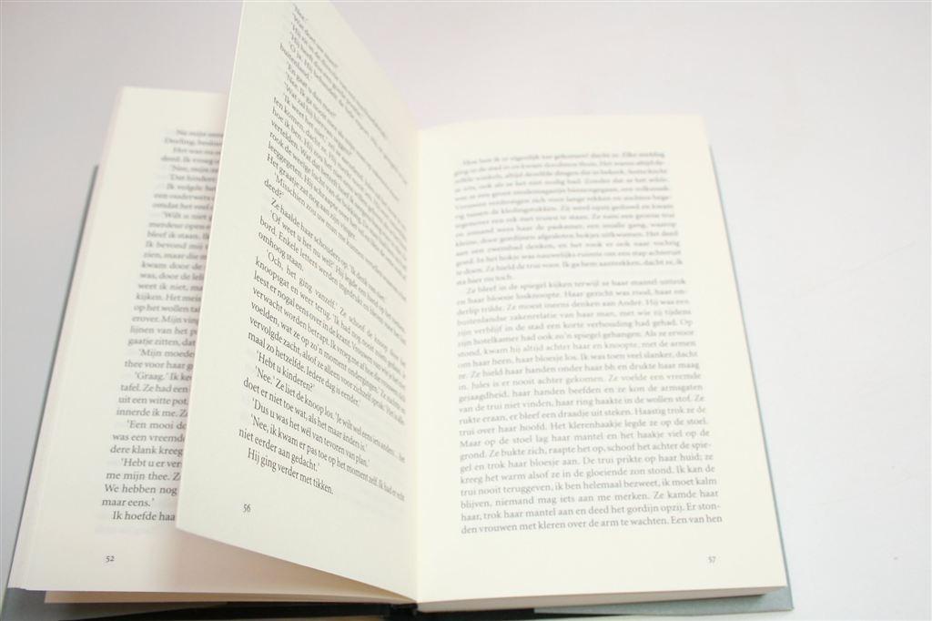 Achter de Muur — Marga Minco — Oorlog en Herinnering, Ophalen of Verzenden, Gelezen