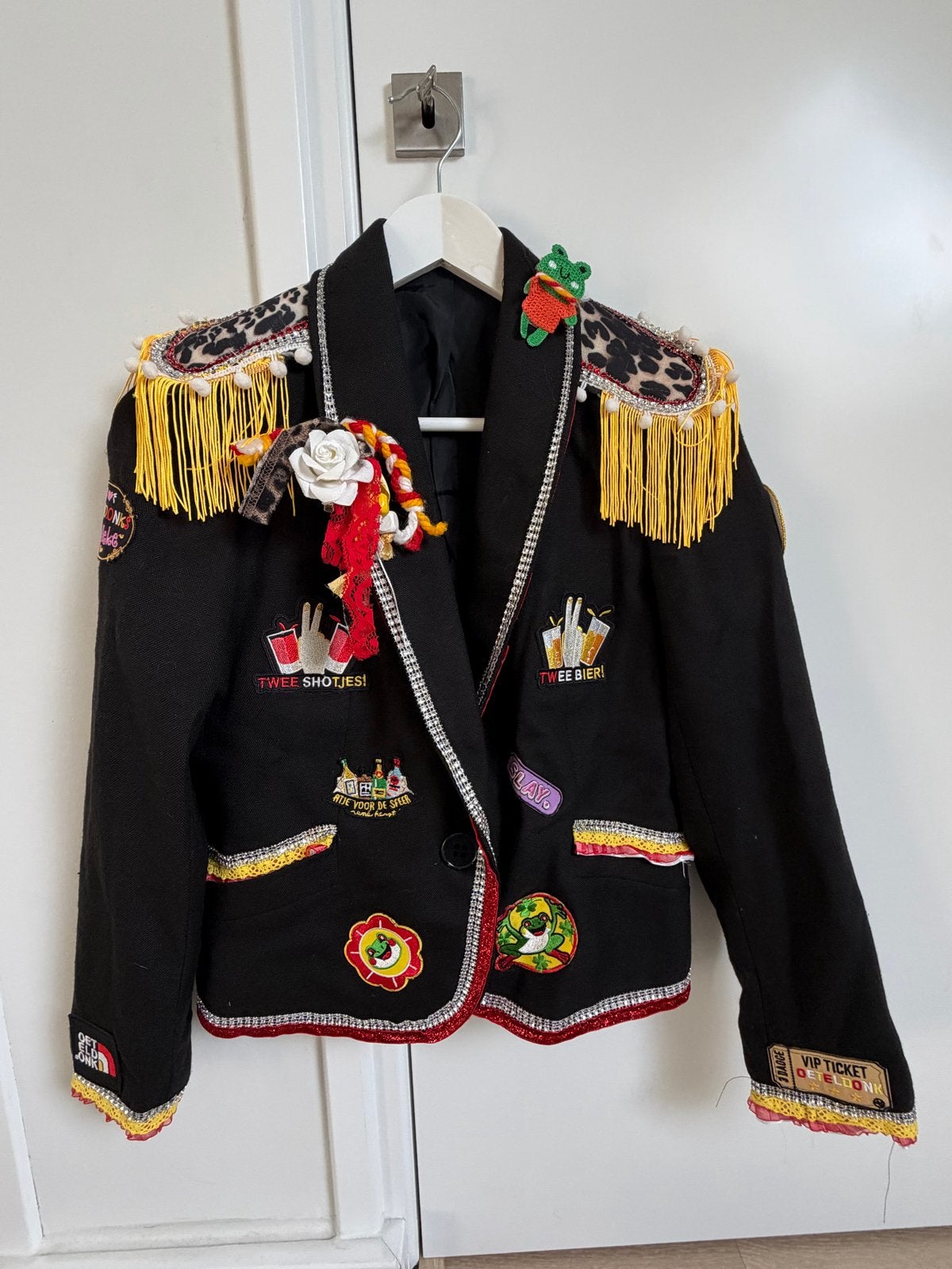 Oeteldonk jas - maat 36 (valt klein) met emblemen, Carnaval, Ophalen of Verzenden, Kleding, Maat 36 (S)