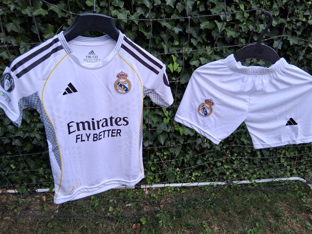 Real madrid voetbaltenue/Arda güler/ 116-122, Maat XS of kleiner, Ophalen of Verzenden, Nieuw, Set