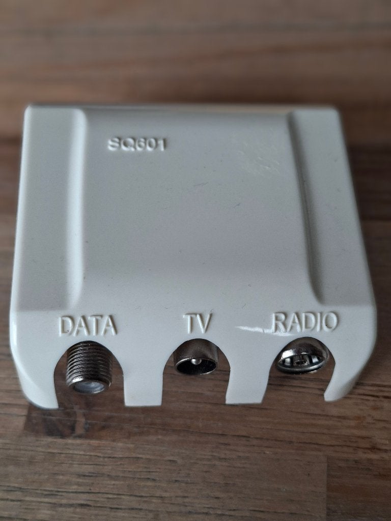 Technetix . coax aansluiting. SQ 601. 3 uitgangen., Ophalen of Verzenden, Nieuw