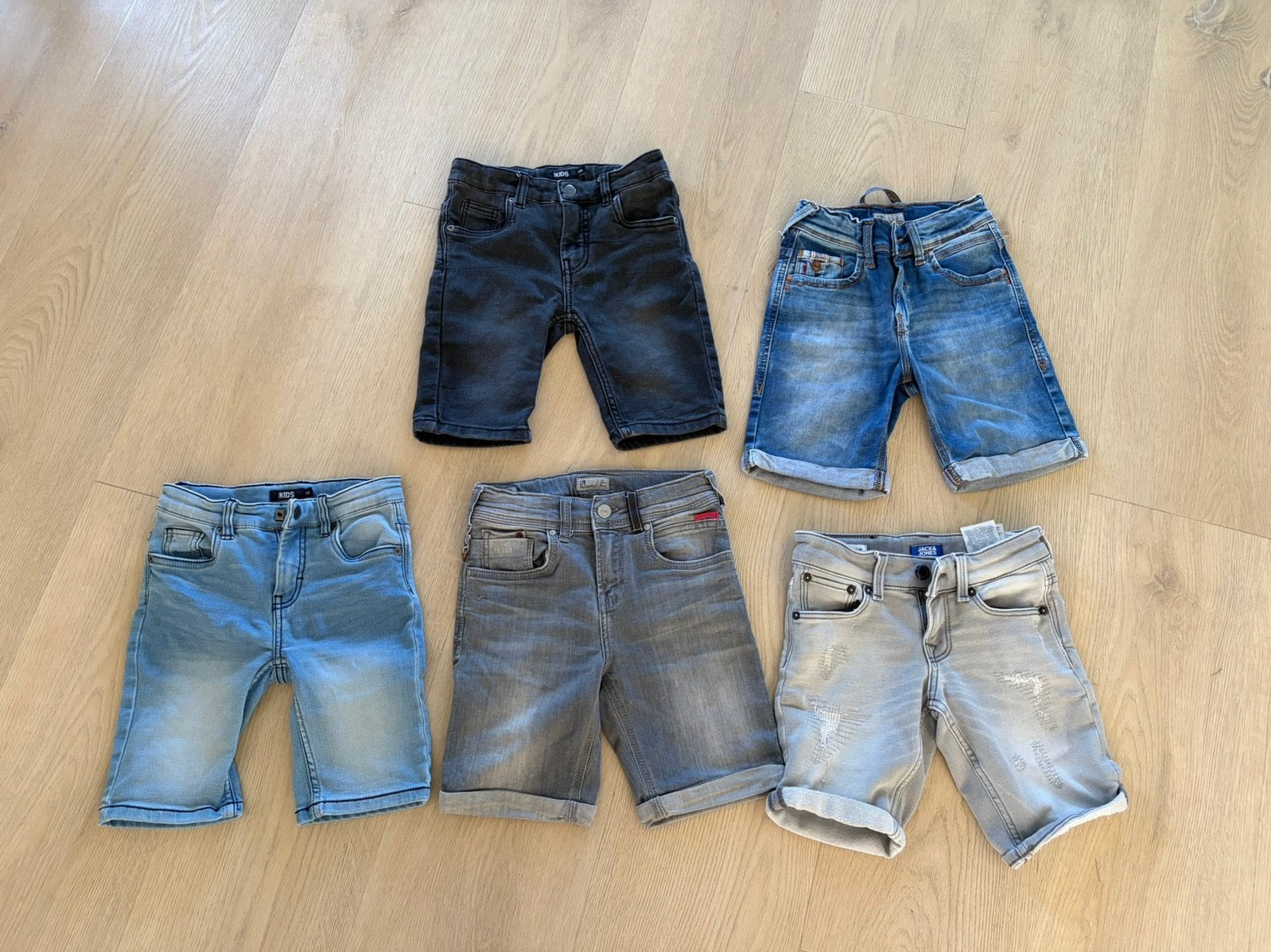 5 korte spijkerbroeken maat 128, Ophalen of Verzenden, Gebruikt