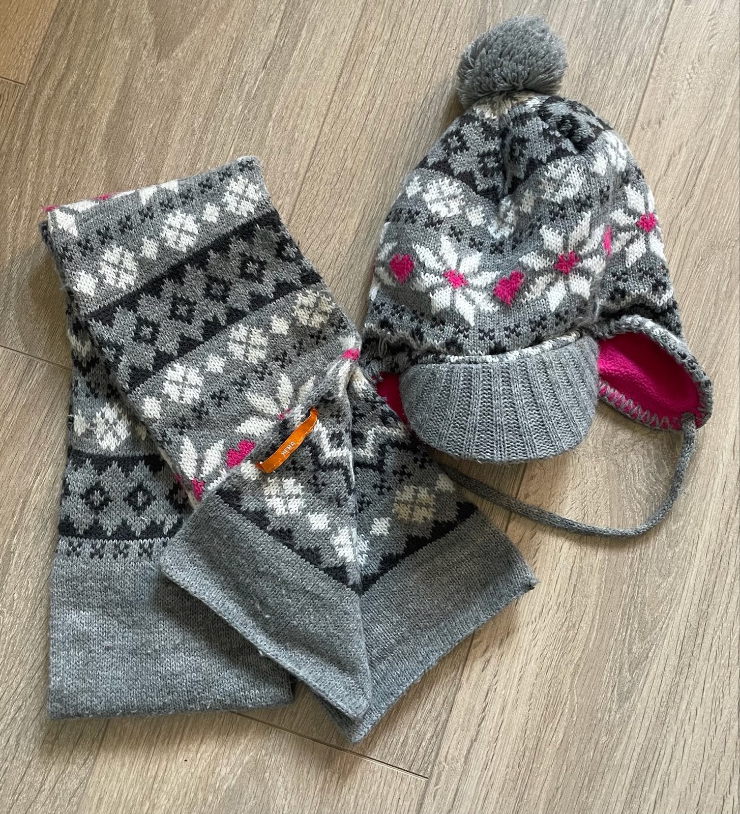 Warme muts en sjaal set voor kinderen - Grijs met roze, Gebruikt, Setje, 110 t/m 116, Jongen of Meisje