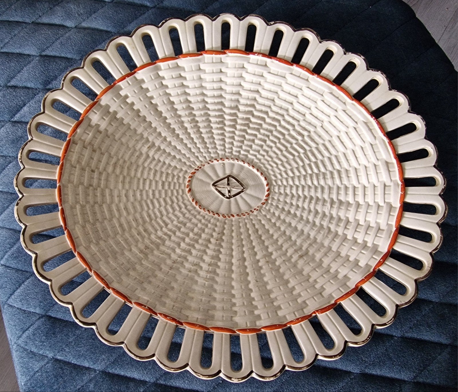 Antieke Wedgwood creamware schaal met mandwerkpatroon, Ophalen