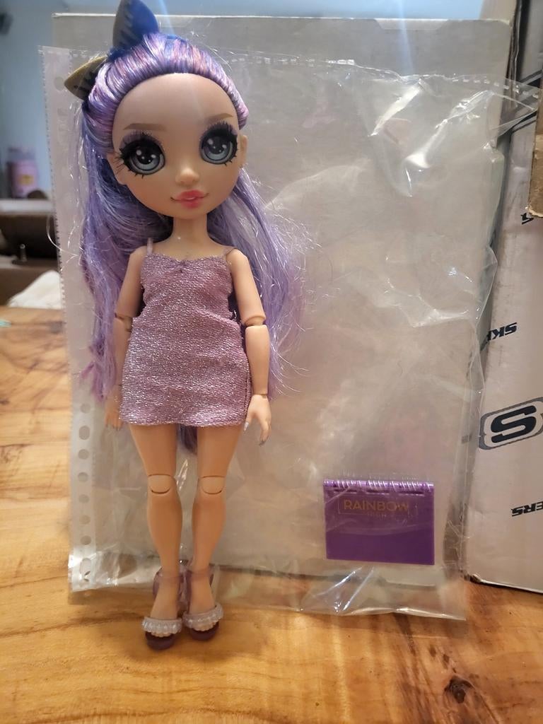 Rainbow High pop lila met glitterjurk en accessoires, Ophalen of Verzenden, Zo goed als nieuw, Overige typen