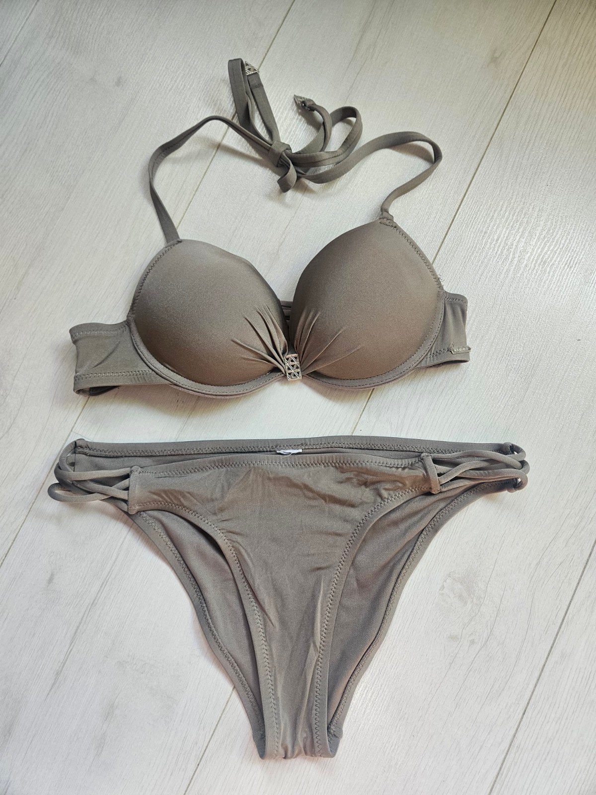 New Yorker tweedelige bikini khaki taupe metallic XS/34/70B, Overige kleuren, Verzenden, New Yorker, Zo goed als nieuw