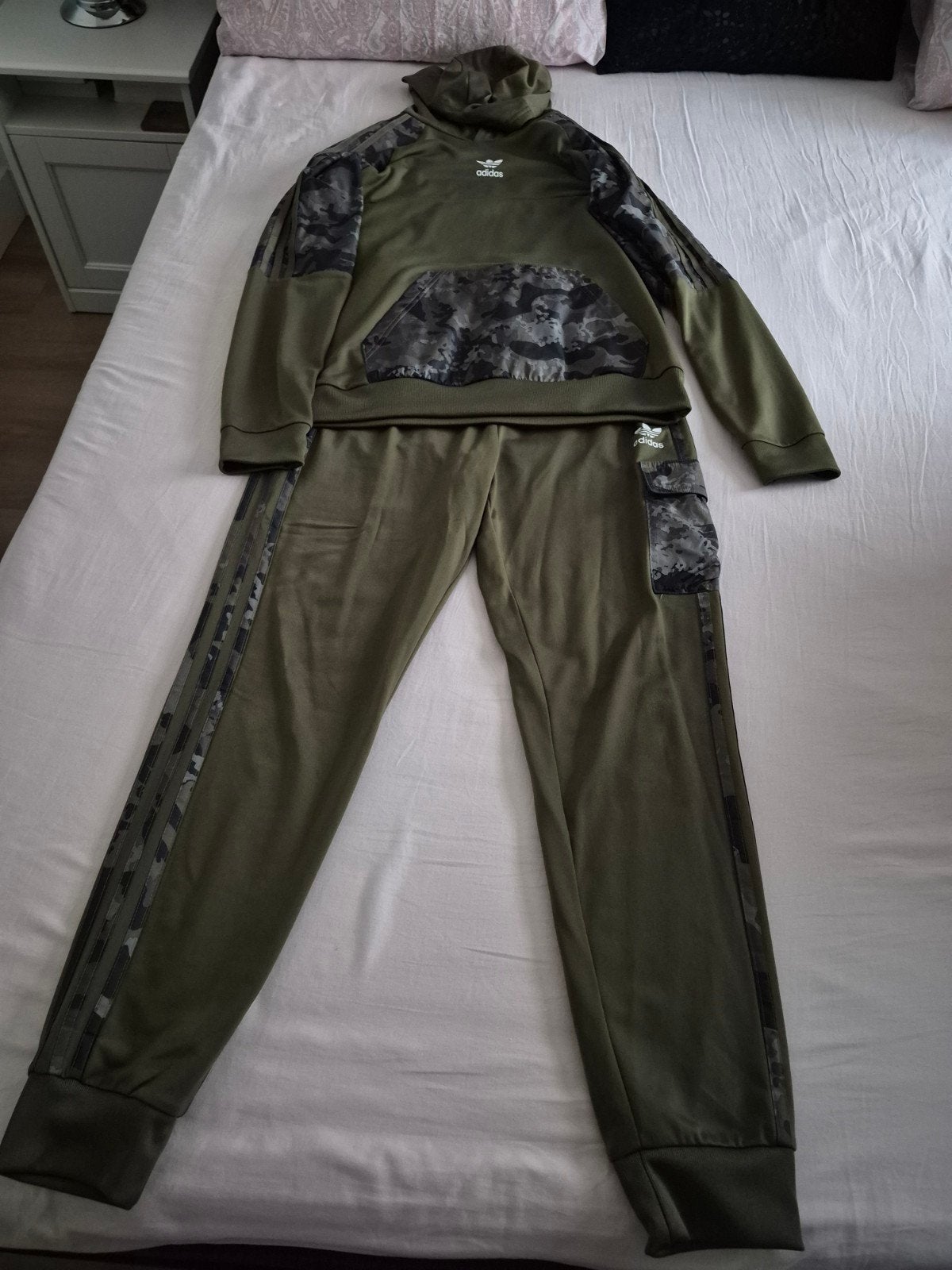 Adidas trainingspak groen camouflage - Maat 176, Ophalen of Verzenden, Zo goed als nieuw, Jongen of Meisje, Sport- of Zwemkleding