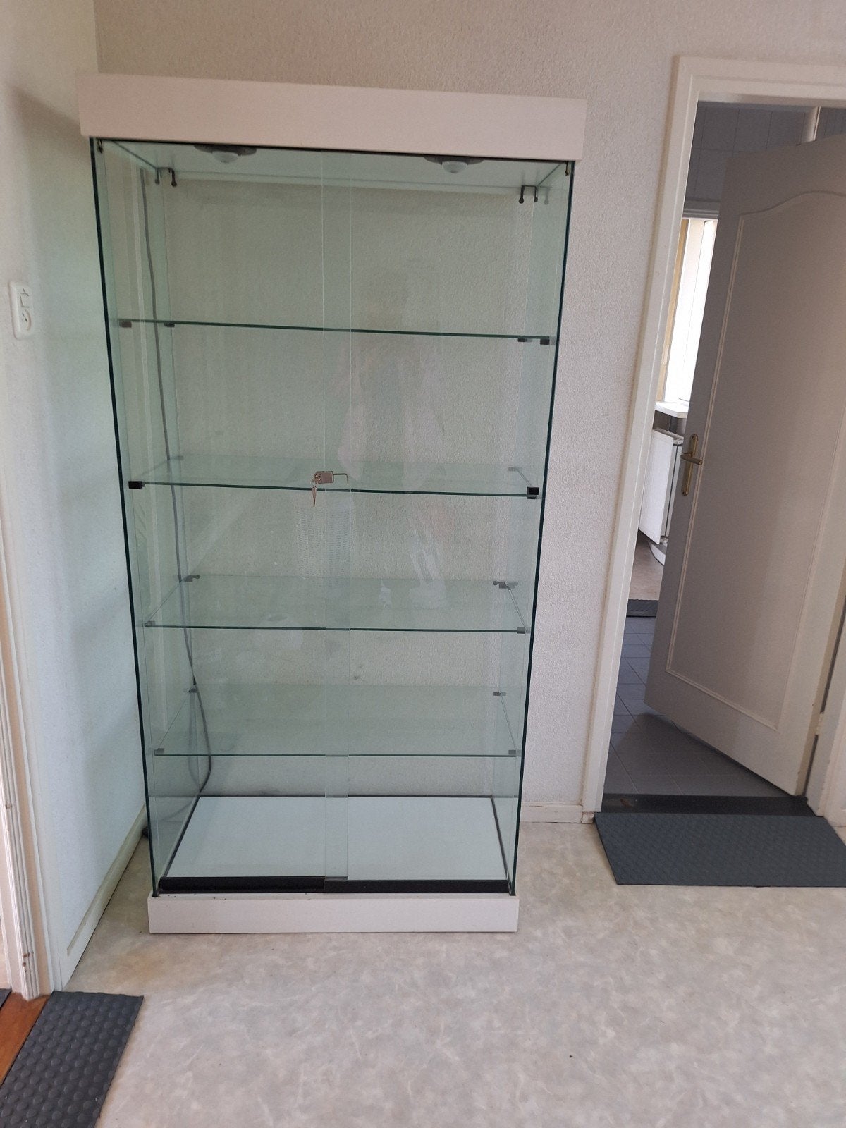 Glazen vitrinekast met sleutel en verlichting, Ophalen, 50 tot 100 cm, Glas, 150 tot 200 cm