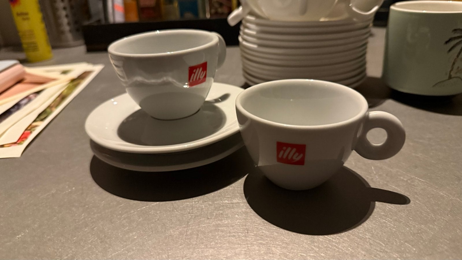 Twee Illy koffie kop en schotels, Ophalen, Zo goed als nieuw, Illy, Kop(pen) en/of Schotel(s)