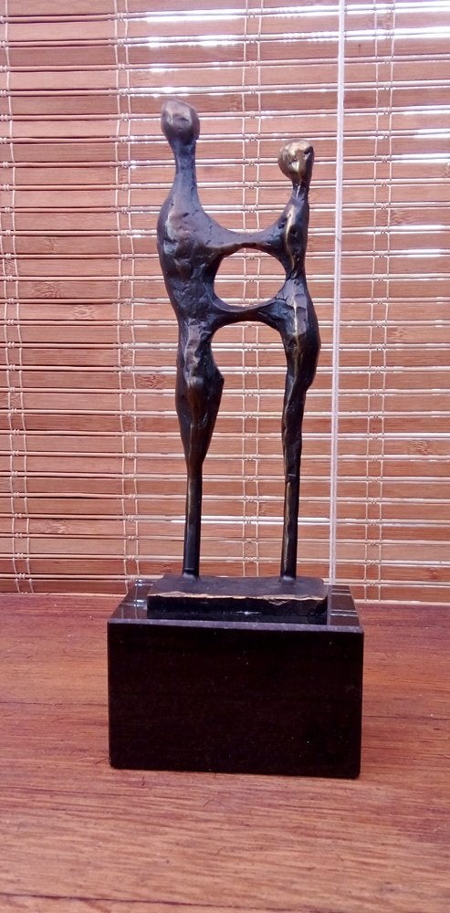 Bronzen beeldje gesigneerd op marmer sokkel van 2 personen., Ophalen, Overige onderwerpen, Brons, 20 - 50 cm