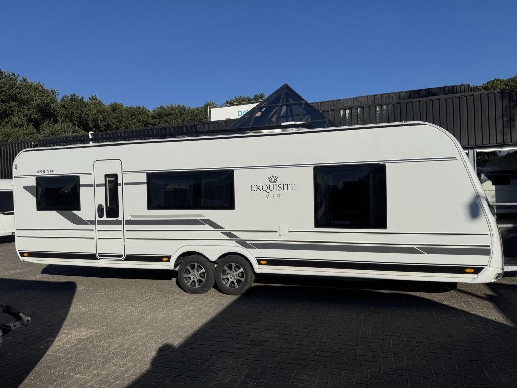 LMC Exquisite 695 VIP 2023 | Airco | Queensbed, Caravans en Kamperen, Bedrijf, Treinzit, 6 tot 7 meter, Overige typen