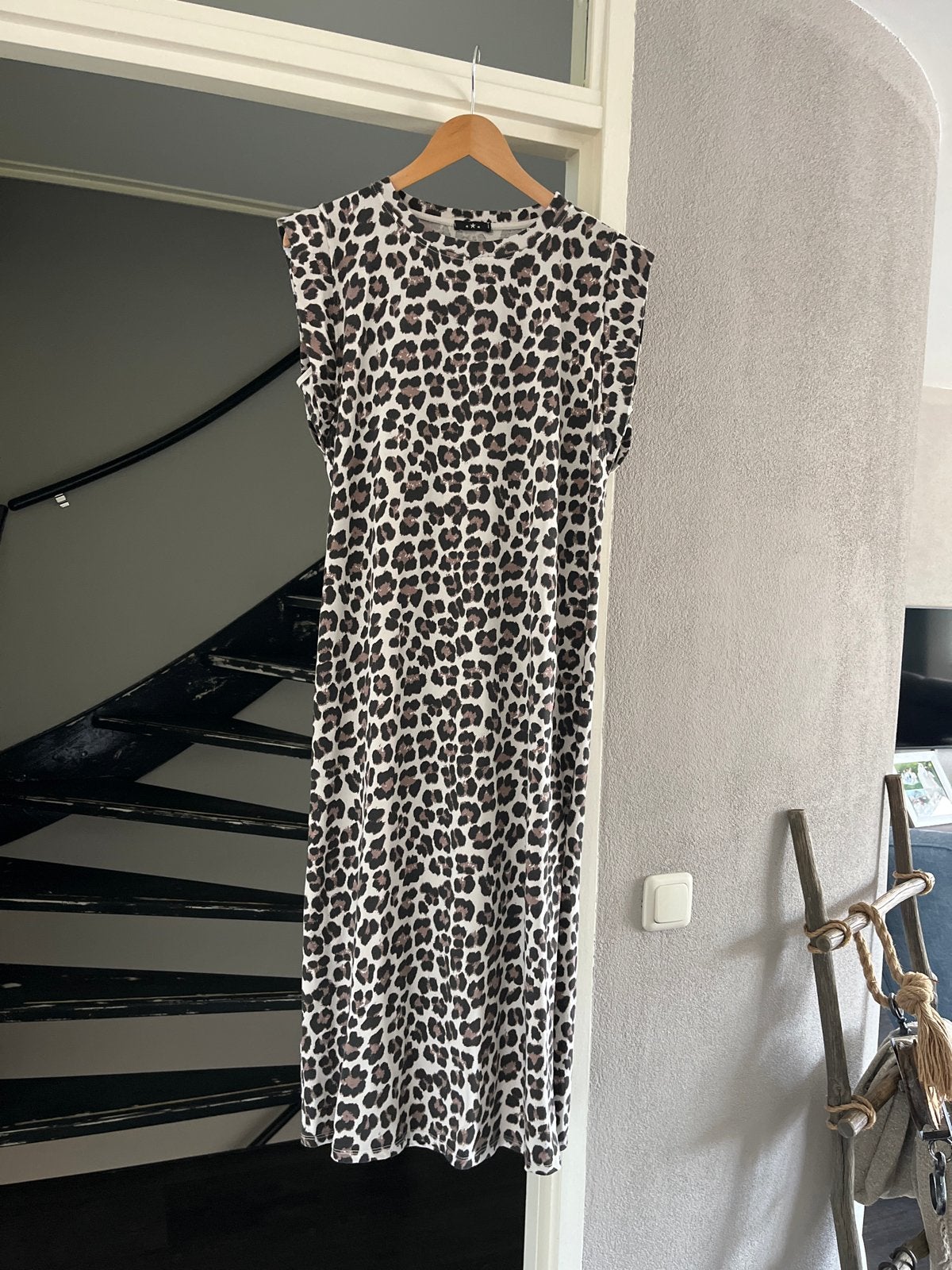 Leopardprint jurk - Maat one size, Ophalen of Verzenden, Nieuw, Meerkleurig, Onder de knie