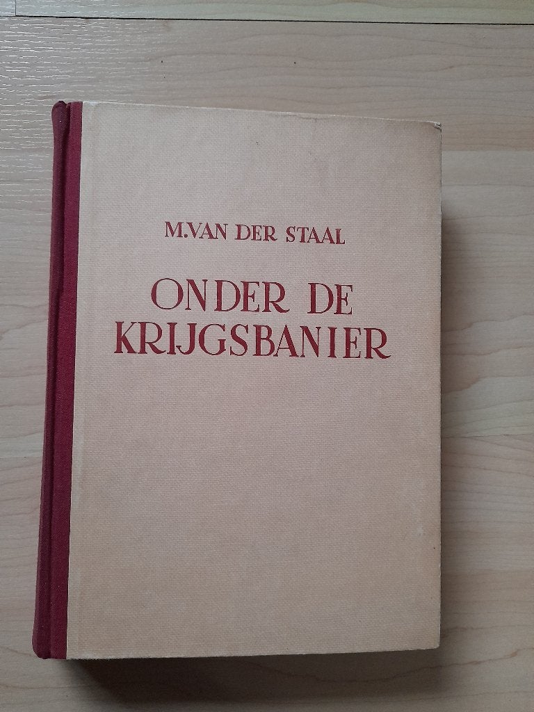 ONDER DE KRIJGSBANIER   M van der Staal, Ophalen of Verzenden, Gelezen