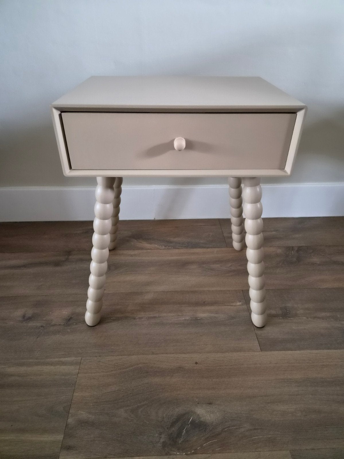 Beige Nachtkastje met Lade en Bolpoten, Ophalen, Minder dan 45 cm, 55 tot 70 cm, Zo goed als nieuw