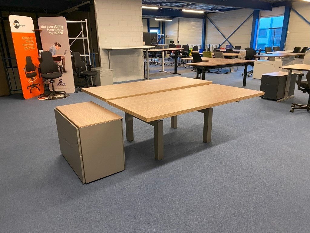 2x Prachtige 2-delige Unifor bureaus met slinger verstelbaar