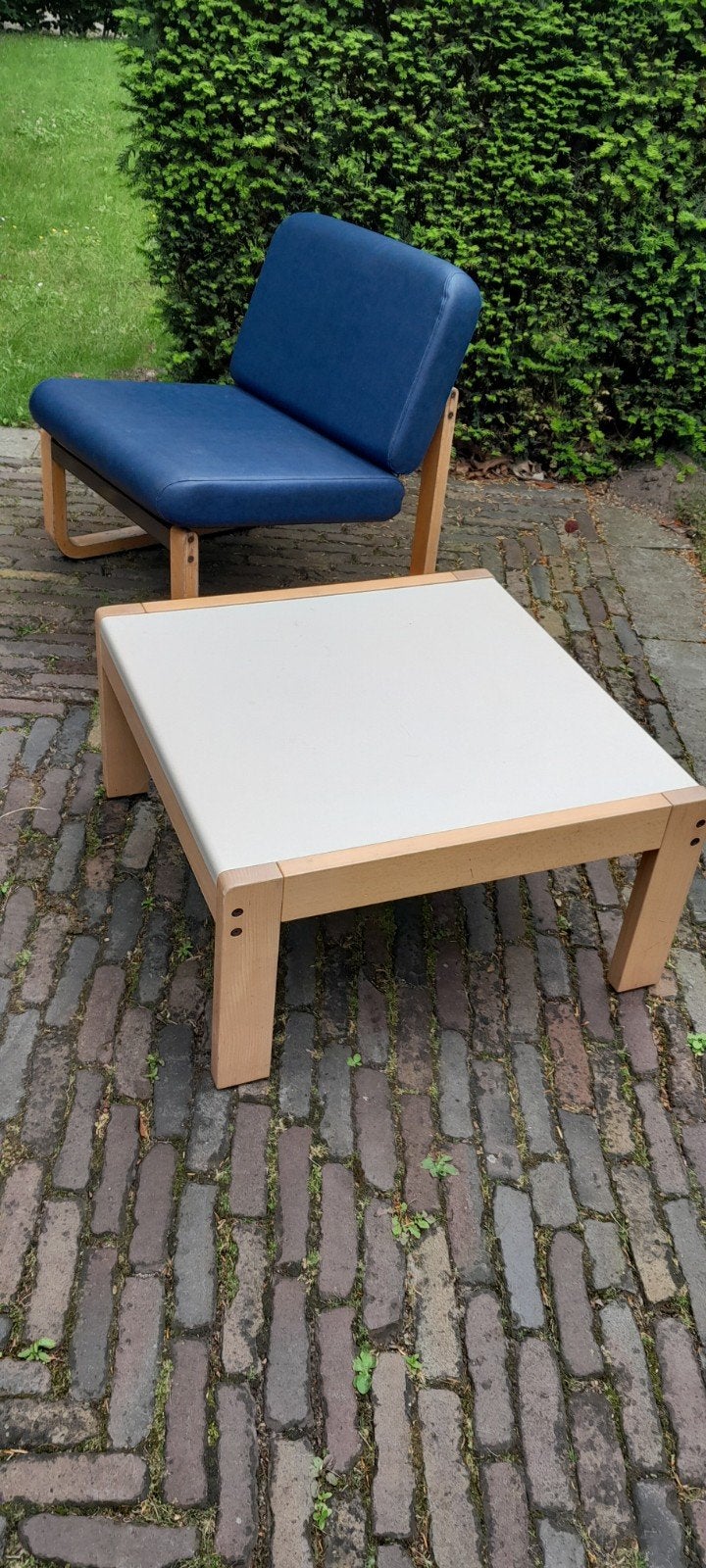 Gratis: Houten salontafel met blauwe fauteuil, Huis en Inrichting, Tafels | Salontafels, Ophalen, Gebruikt, 50 tot 100 cm, Vierkant