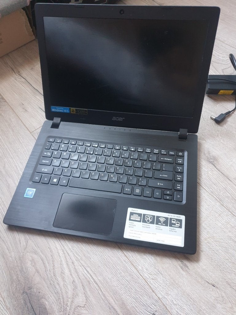Laptop inclusief  laptop sleeve te koop! NIET WERKEND, Computers en Software, Windows Laptops, Niet werkend, 14 inch, SSD, Minder dan 2 Ghz