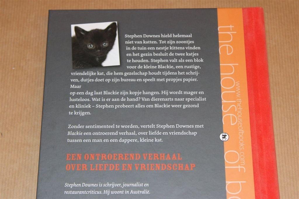 Blackie — De Kleine Zwerfkat Die Mijn Hart Veroverde, Ophalen of Verzenden, Zo goed als nieuw, Honden