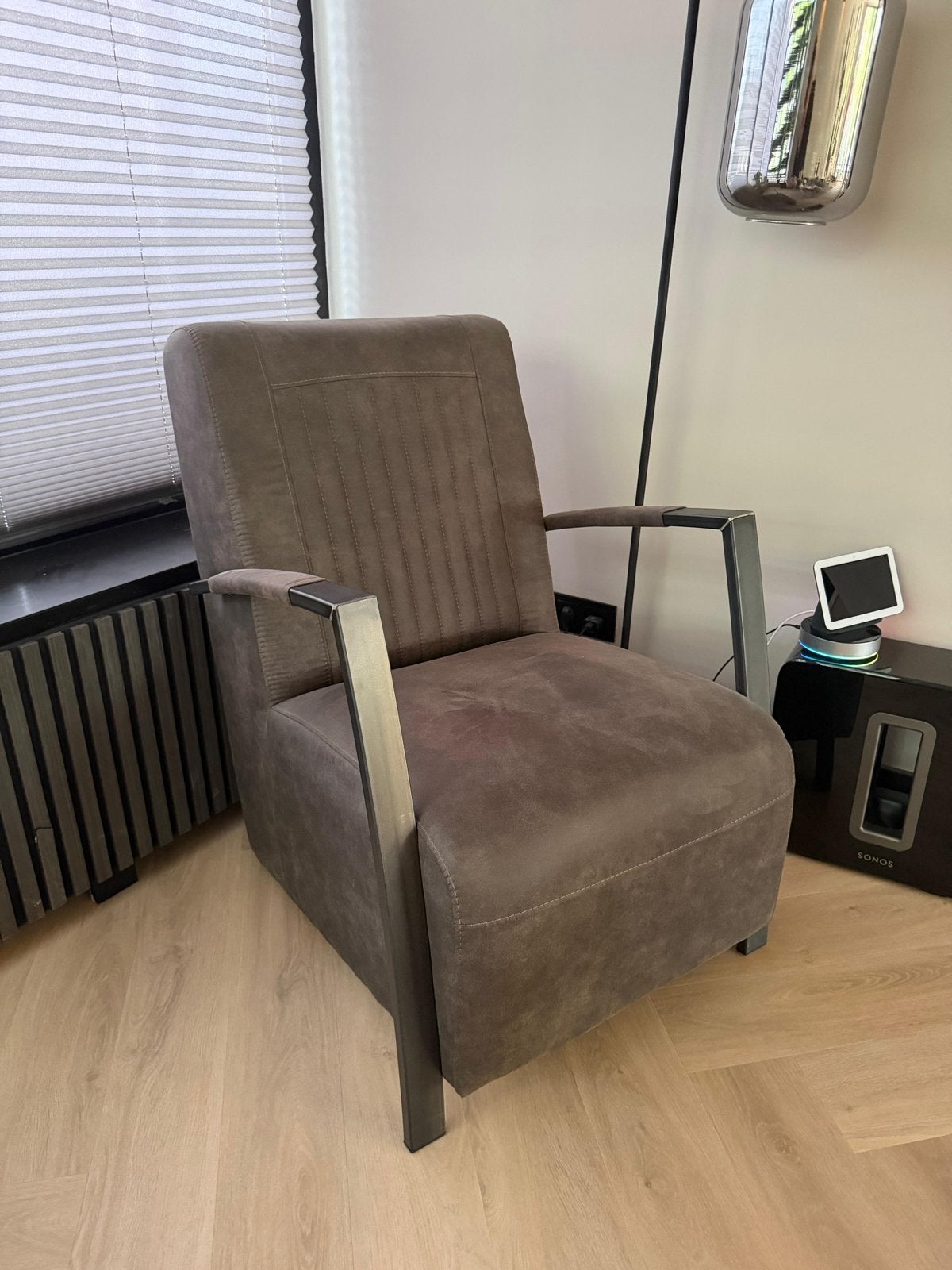 Antraciet lederen fauteuil met vintage metalen leuning zgan, Ophalen of Verzenden, Zo goed als nieuw, Industrieel, 50 tot 75 cm