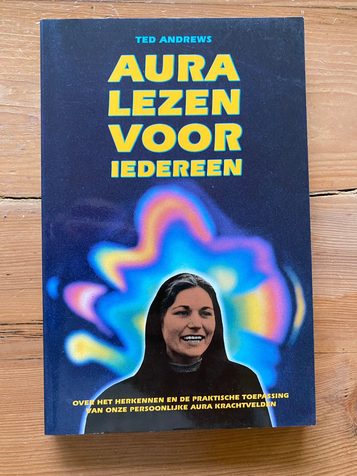 Aura lezen voor iedereen - Ted Andrews, Boeken, Ophalen of Verzenden, Zo goed als nieuw, Overige onderwerpen, Instructieboek