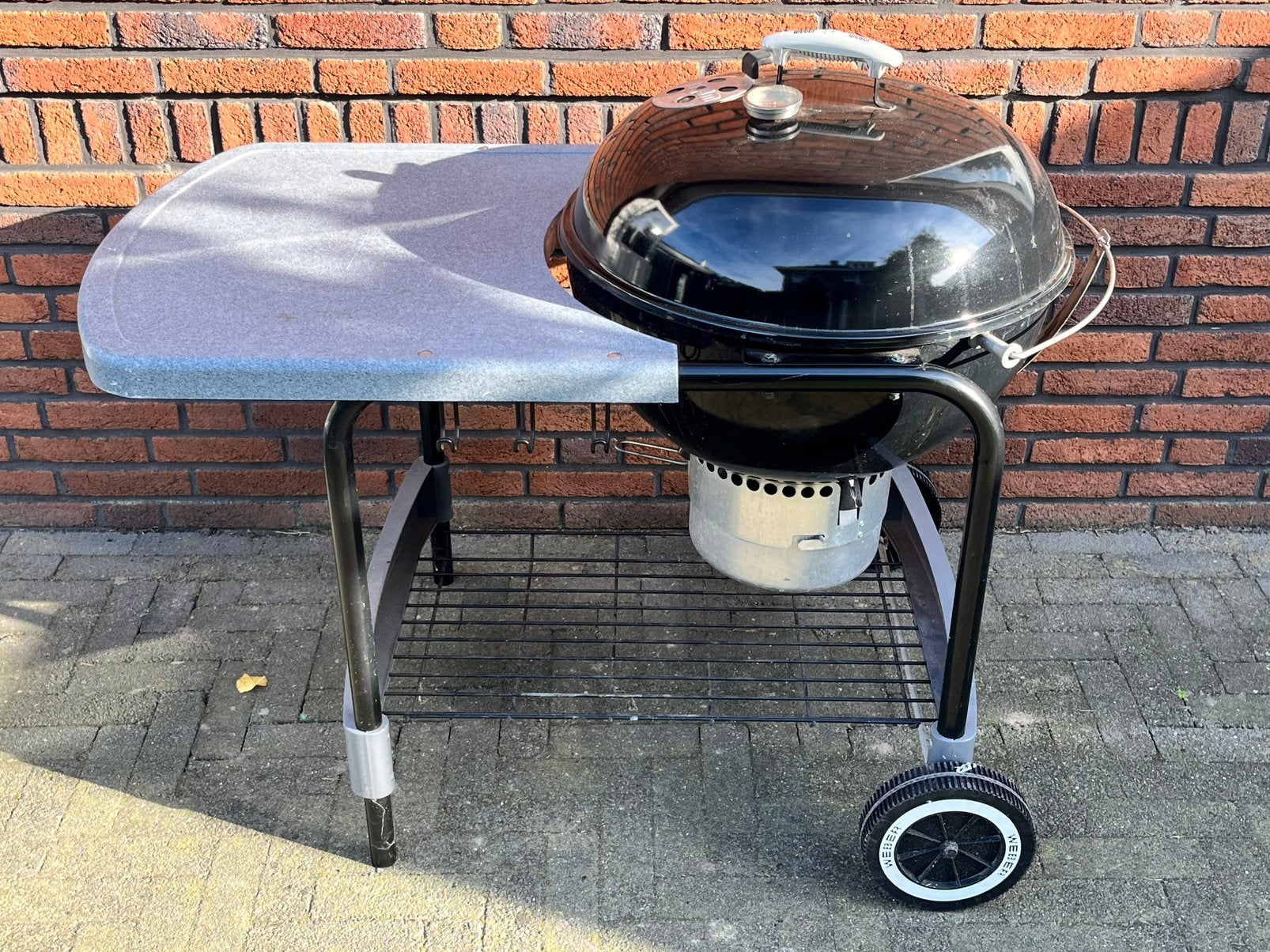 Mooie Weber BBQ 57 cm – Compleet op onderstel met werkblad, Tuin en Terras, Ophalen of Verzenden, Gebruikt