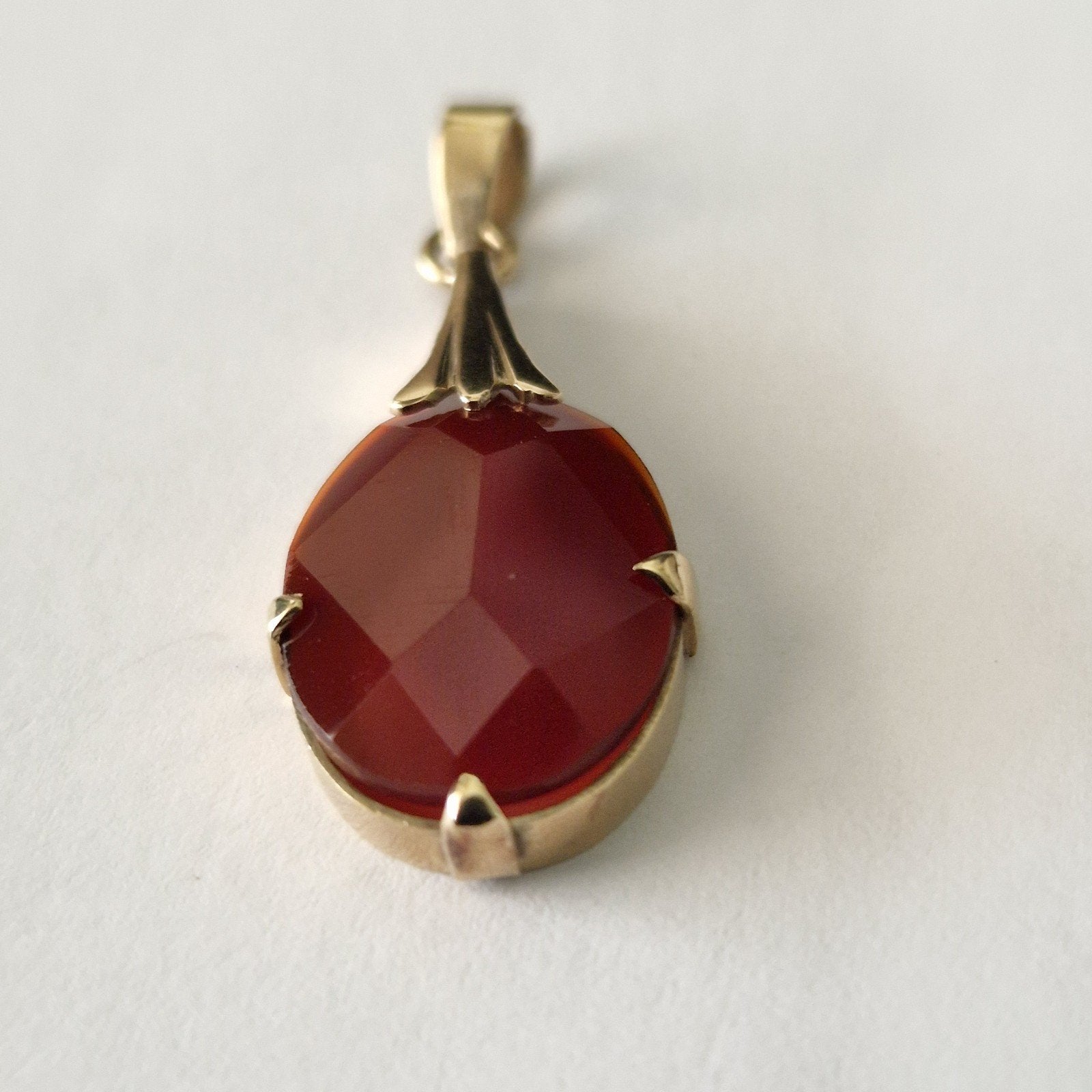 klassieke gouden kettinghanger met gefacetteerde carneool, Sieraden, Tassen en Uiterlijk, Overige voorstellingen, Ophalen of Verzenden