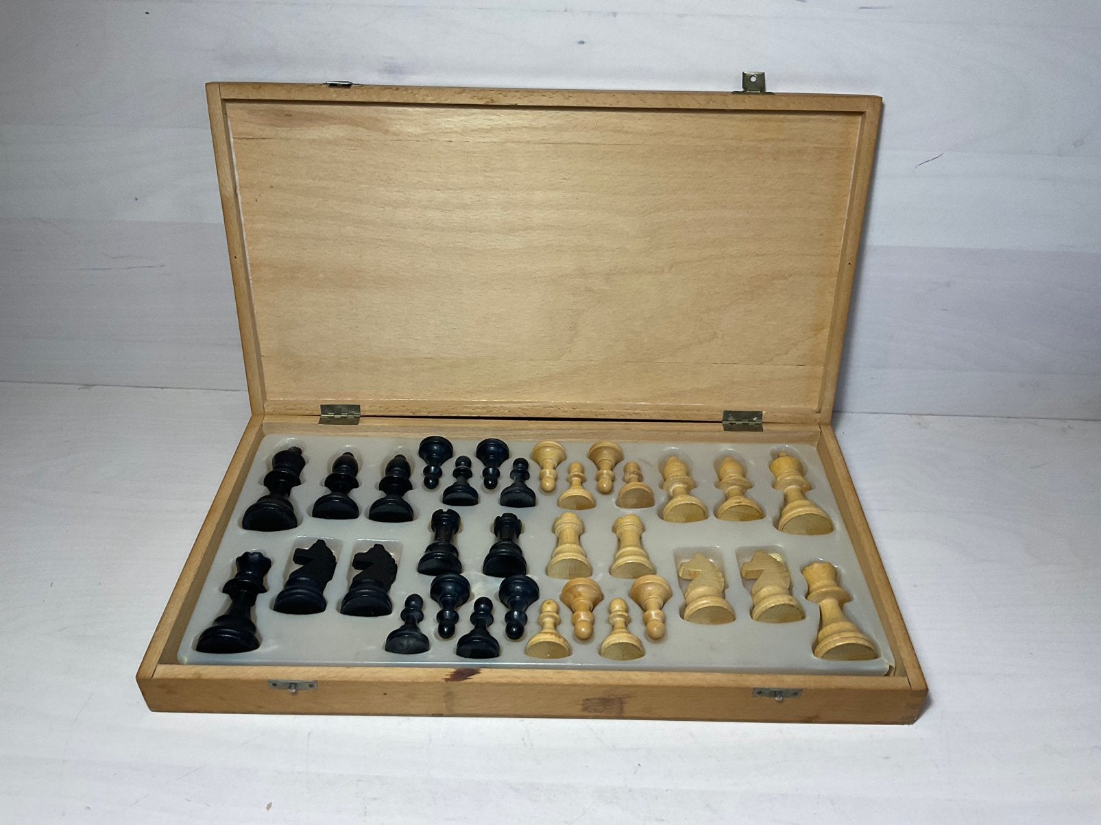 Schaakstukken in houten platte doos de koning meet ca 75 mm, Ophalen of Verzenden, Minder dan 500 stukjes, Zo goed als nieuw, Rubik's of 3D-puzzel