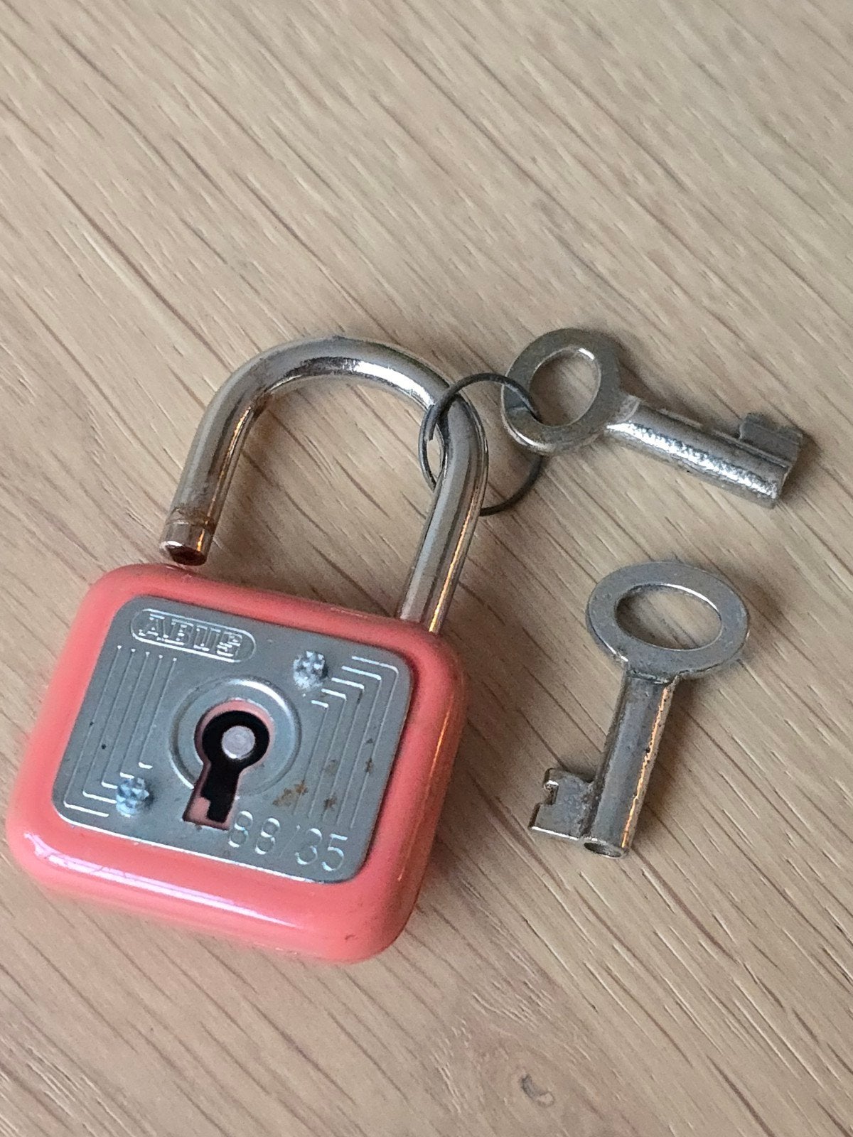Vintage Abus roze hangslot, 30mm met 2 sleutels €12,50, Antiek en Kunst, Ophalen of Verzenden