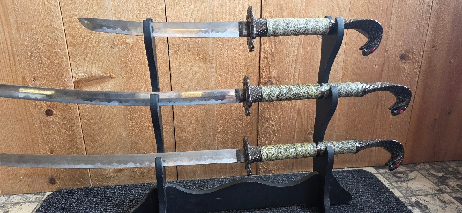 Set van 3 decoratieve zwaarden met slangenhandvat, Ophalen