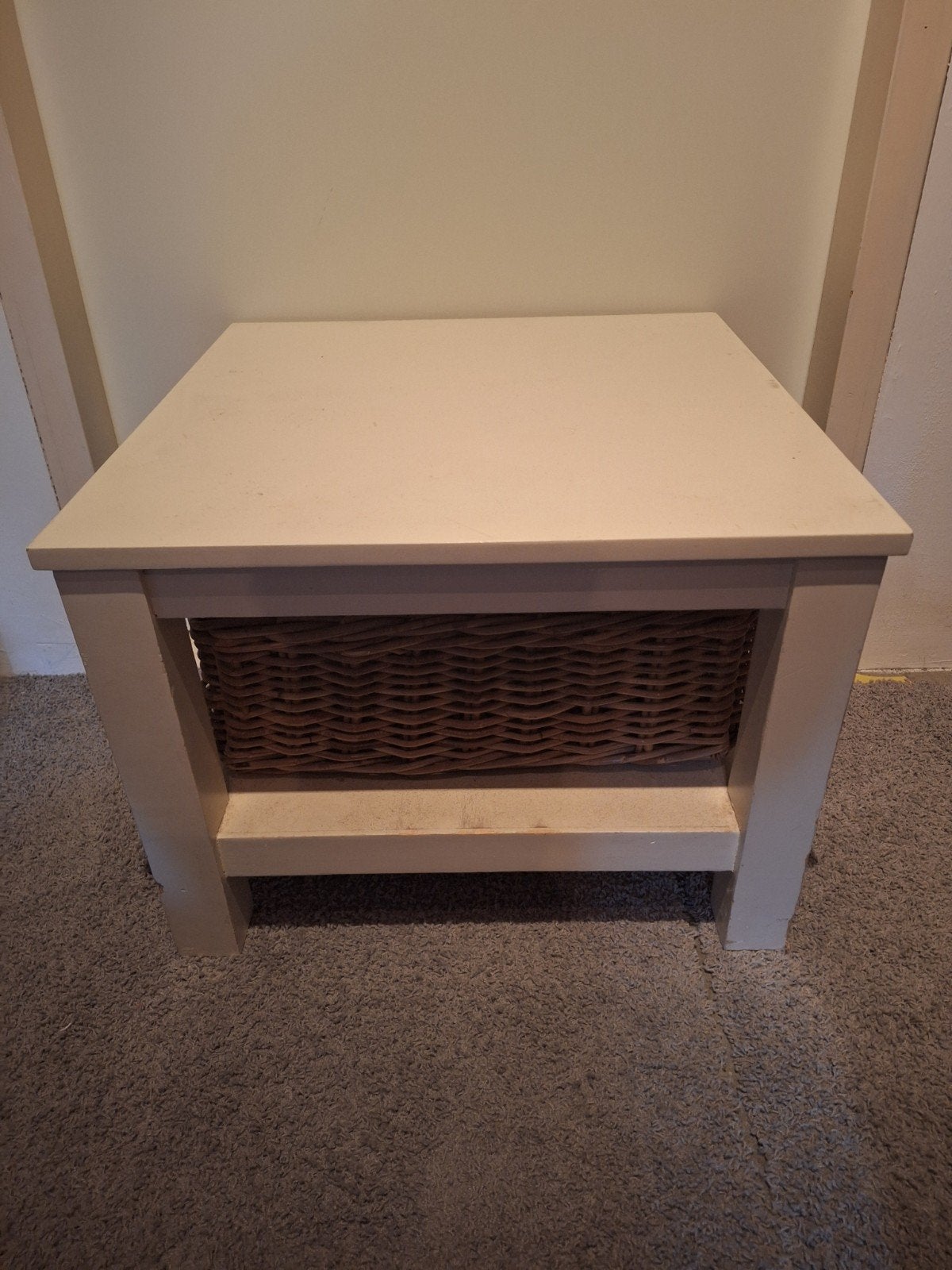 Bijzettafel met rieten mandje, Hout, Gebruikt, Beige, Ophalen of Verzenden