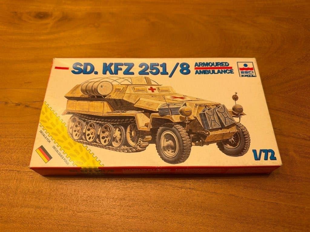ESCI Sd.Kfz. 251/8 II Armoured Ambulance – 1:72, Overige merken, Gebruikt, Ophalen of Verzenden, Tank