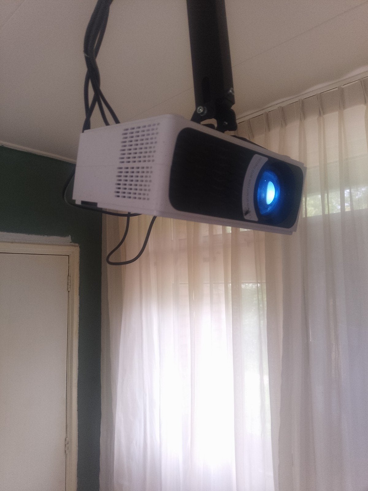 Beamer in nieuwstaat met beugel of ruilen tegen een tv, Ophalen, LED, Overige resoluties, Qumax