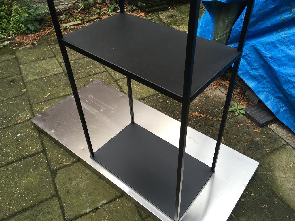 Stevige metalen boekenrek, zwart. Nieuw; design, special, Huis en Inrichting, Kasten | Boekenkasten, Ophalen, Met plank(en), 100 tot 150 cm