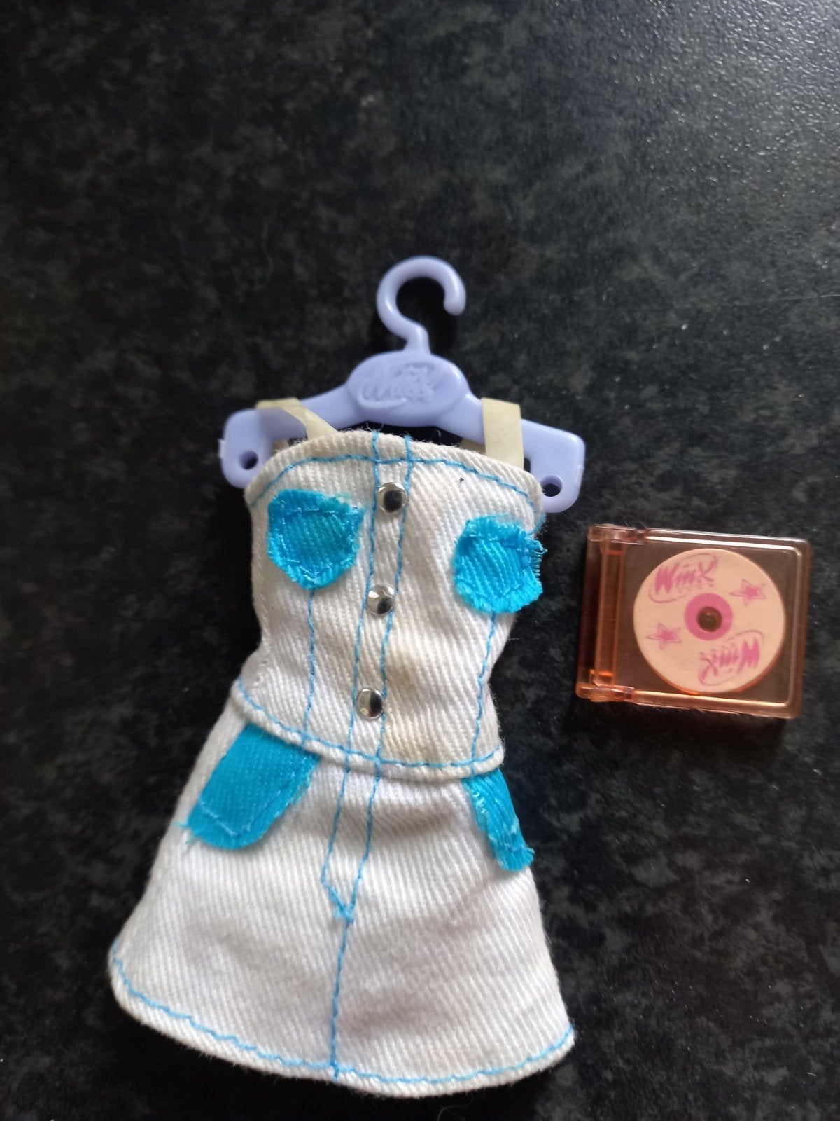 Winx Club poppenkleding met hanger en CD-accessoire, Ophalen of Verzenden
