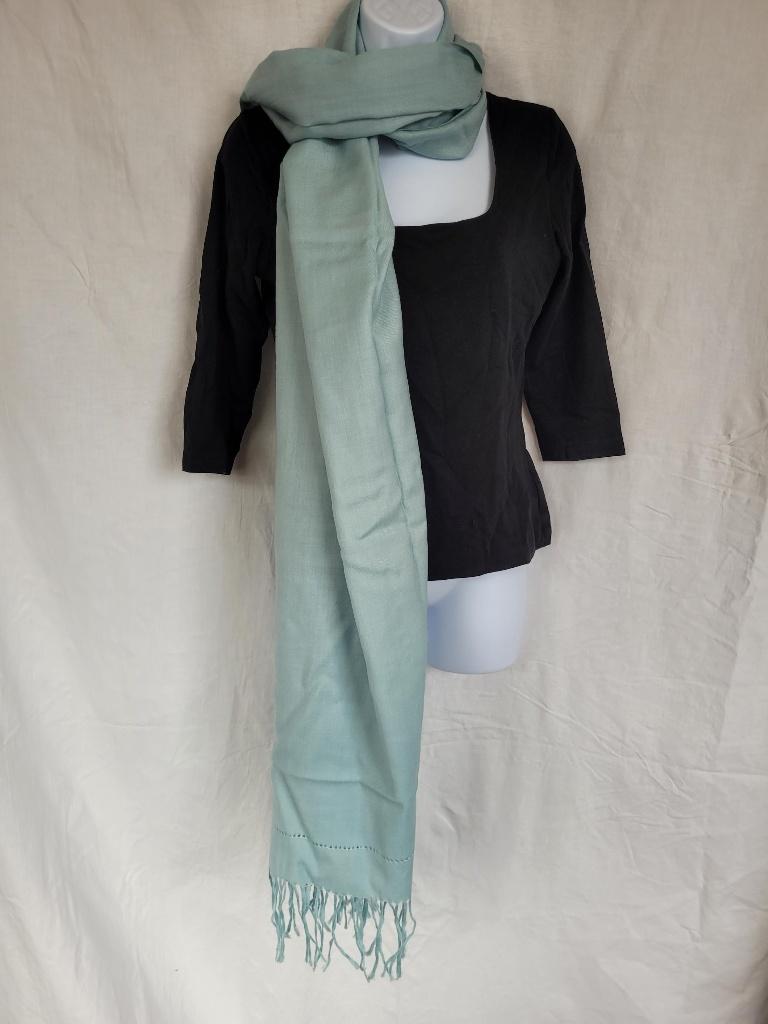 Mooie grote lichtblauwe sjaal 100% wol 73x200 cm, Kleding | Dames, Maat 38/40 (M), ., Ophalen of Verzenden, Zo goed als nieuw