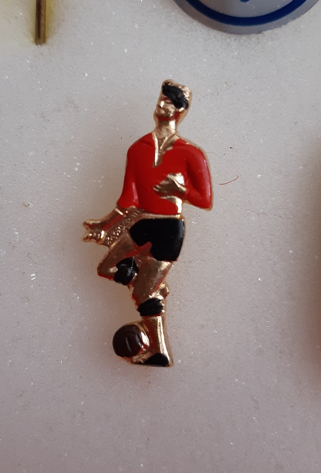 Speldje voetballer rood, Ophalen of Verzenden, Nieuw, Sport, Speldje of Pin
