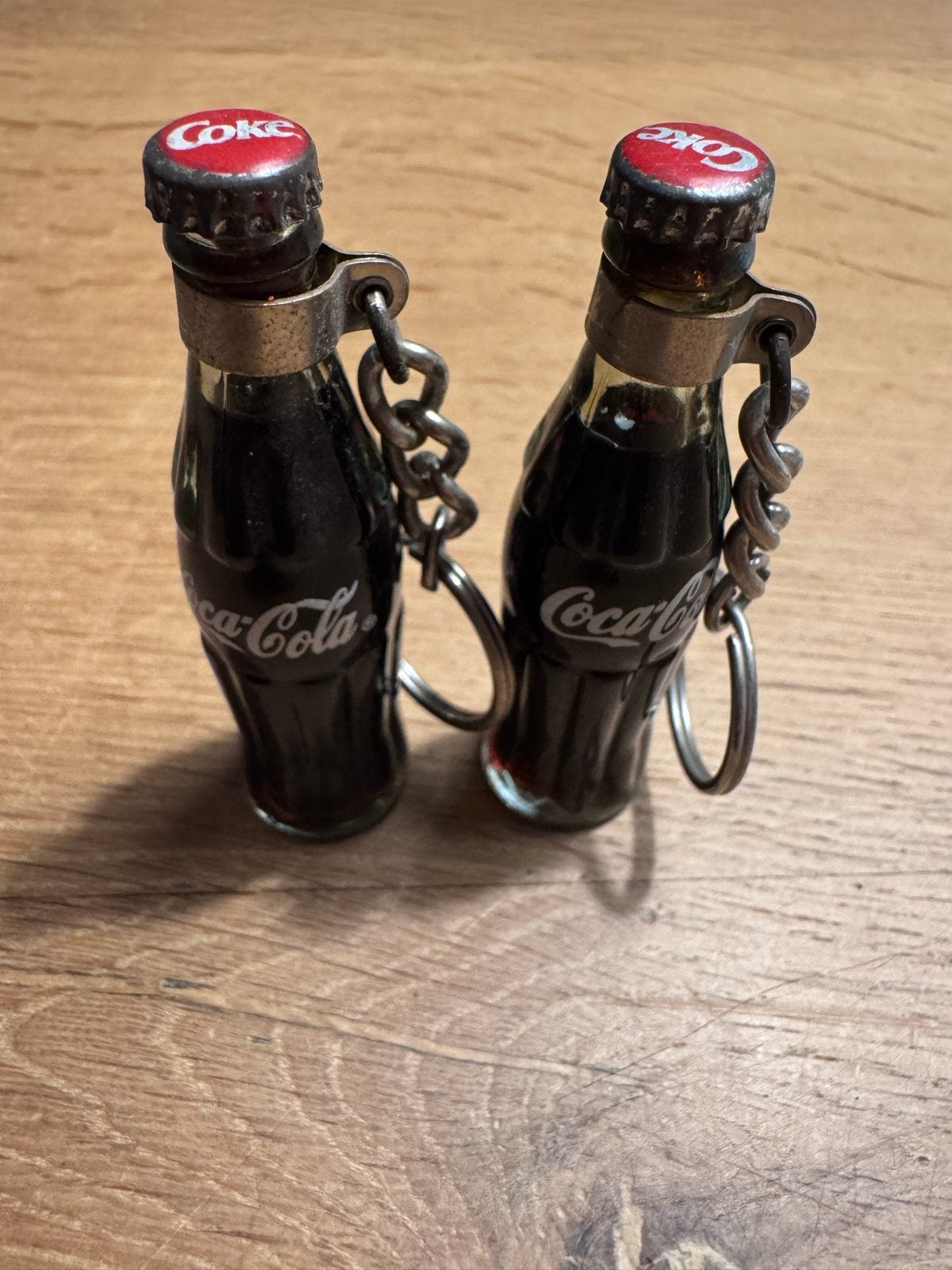 Miniatuur Coca-Cola flesjes sleutelhangers - set van 2, Verzamelen, Merken en Reclamevoorwerpen, Ophalen of Verzenden, Gebruikt