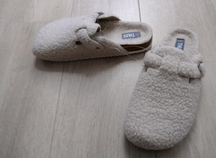 Beige teddy pantoffels, instappers, sloffen maat 41 NIEUW, Ophalen, Nieuw, Instappers, Thuis